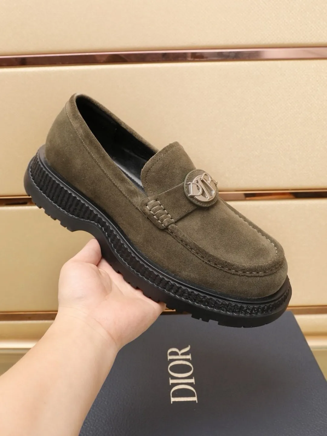 Factory P500💰dior 🆕Men's classic loafers, which combine classic shoe styles with retro California style. Slipper style design, easy to put on and take off. Crafted from top-grain cowhide leather, they feature a rubber lugged sole and the DIO* AND SHAWN signature in brass and enamel. Wear it with casual clothing or a suit. Size: 38-44 (45.46 customized)